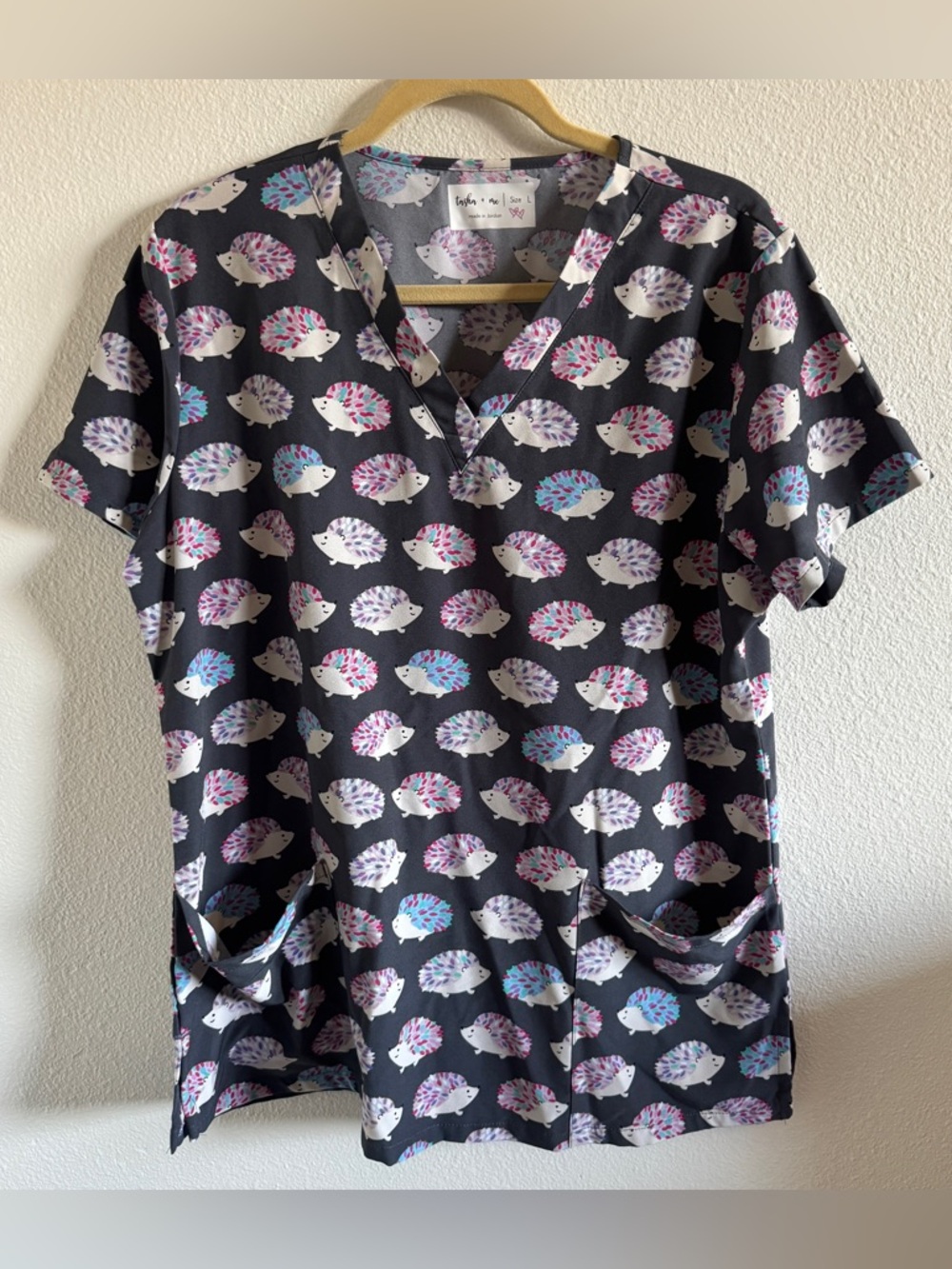 Tasha + Me Hedgehog Print Scrub Top Womens L Gray V-Neck Nurse Vet Tech
